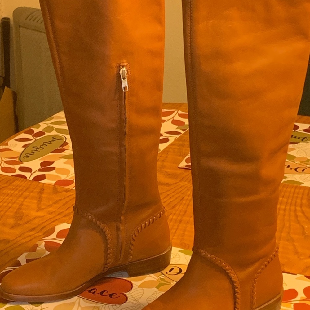 Women’s UGG Leather Boots Size 8 New Without Tags